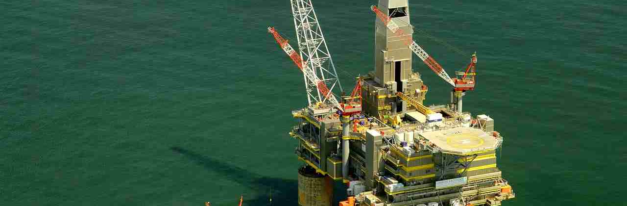 Plataforma semissubmersível de petróleo em operação offshore